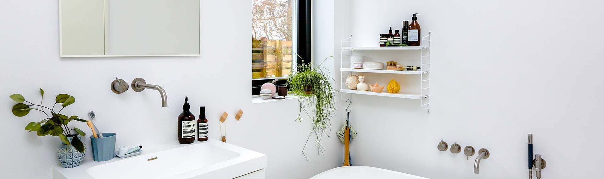 Lavabo de salle de bain devant une fenêtre